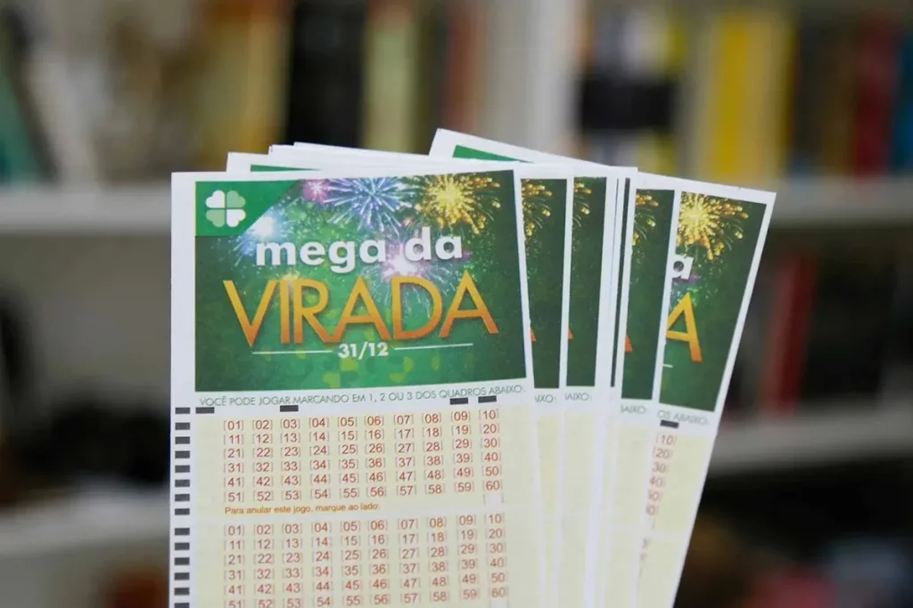 Bilhetes da Mega da Virada com detalhes de números e data de 31/12 ao fundo desfocado.