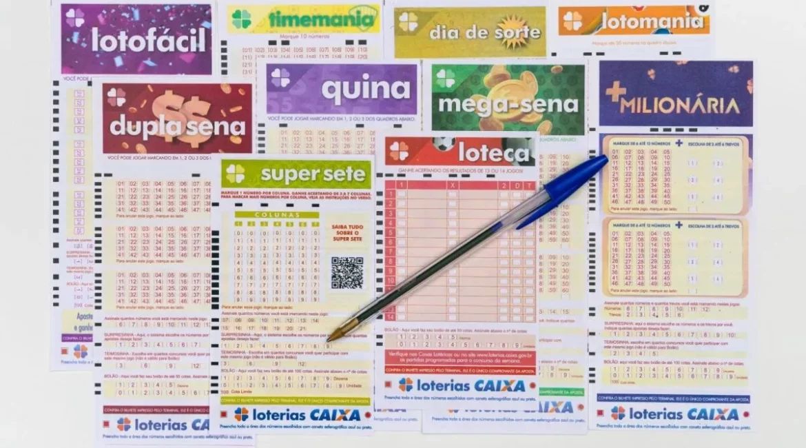 Volantes de diferentes modalidades de loteria da Caixa Econômica Federal com uma caneta azul.