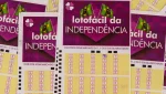 Volantes da Lotofácil da Independência espalhados, com números preenchidos e destaque para o logotipo da loteria.