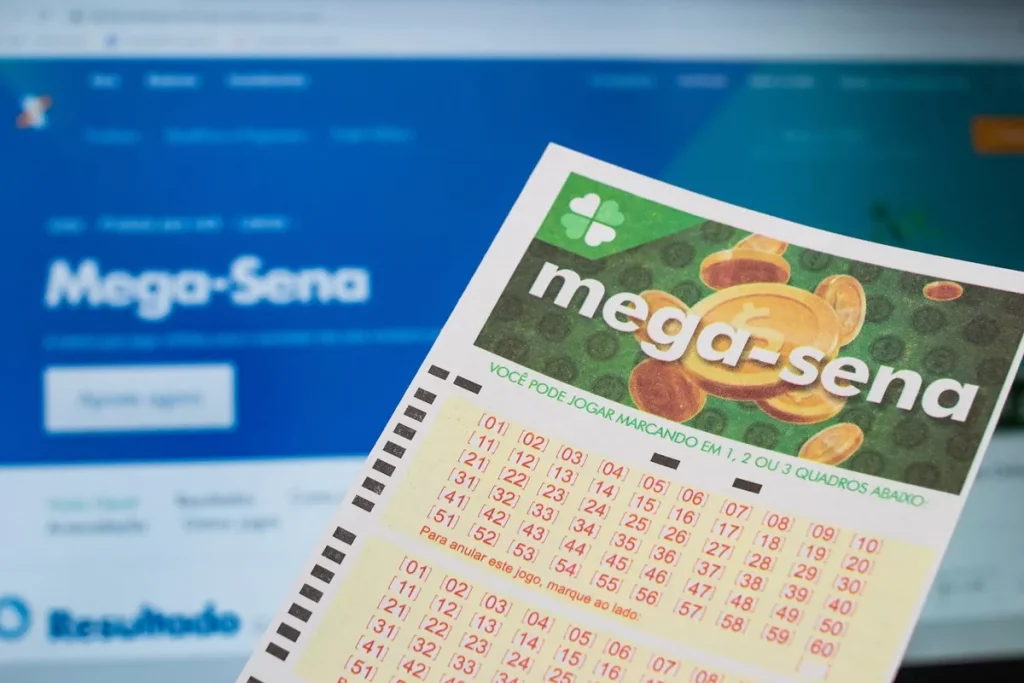 Bilhete da Mega-Sena em destaque com um site oficial da loteria ao fundo, simbolizando a conferência de resultados.